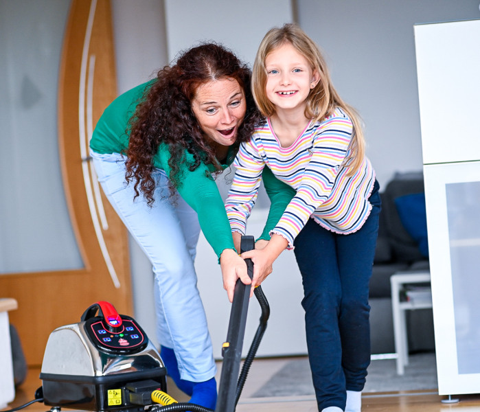 Mum and daughter have fun mopping the floor together with the Thermostar